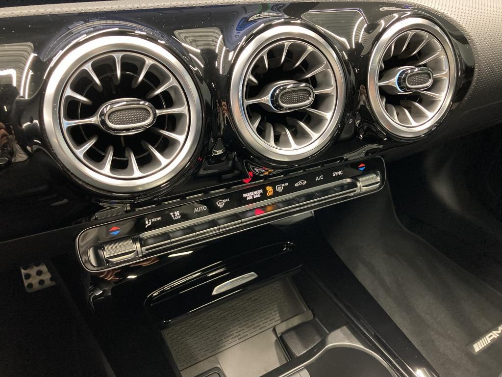 Mercedes-Benz CLA 200 AMG Line Sedan