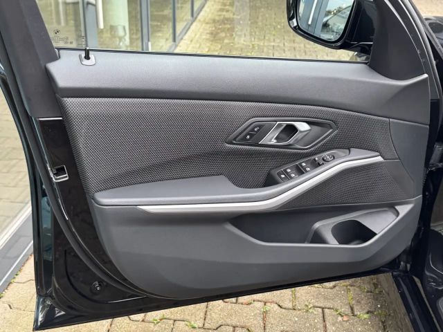 BMW 330 330i Sedan xDrive