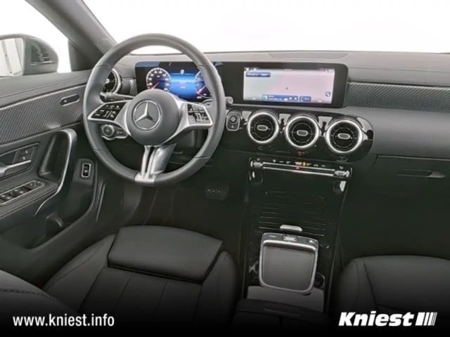 Mercedes-Benz CLA 200 Progressive Sedan