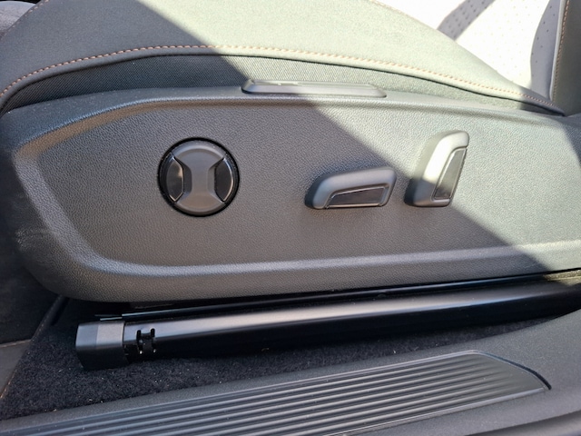 Cupra Born Born  PDC SHZ KAMERA NAVI ACC AKTIVSITZE LED