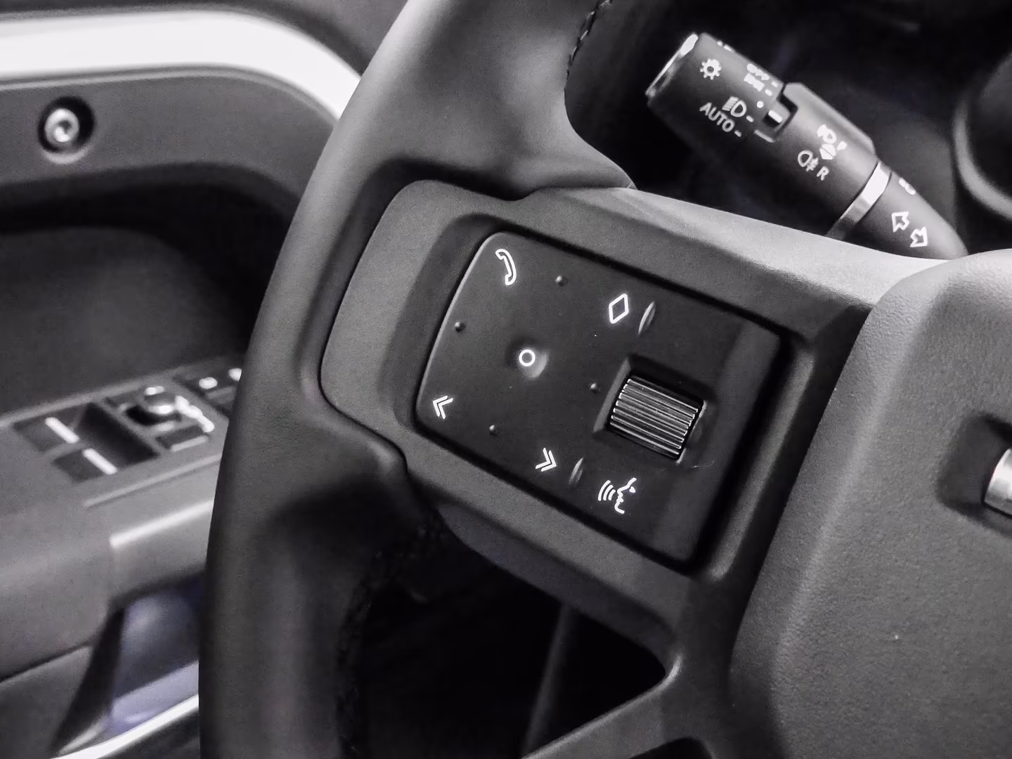 Land Rover Defender 90 D200 Dynamic SE