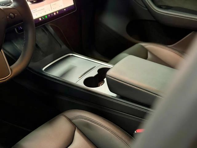 Tesla Model Y REAR WHEEL DRIVE - FULL BLACK - AUTOPILOT ACTIVE