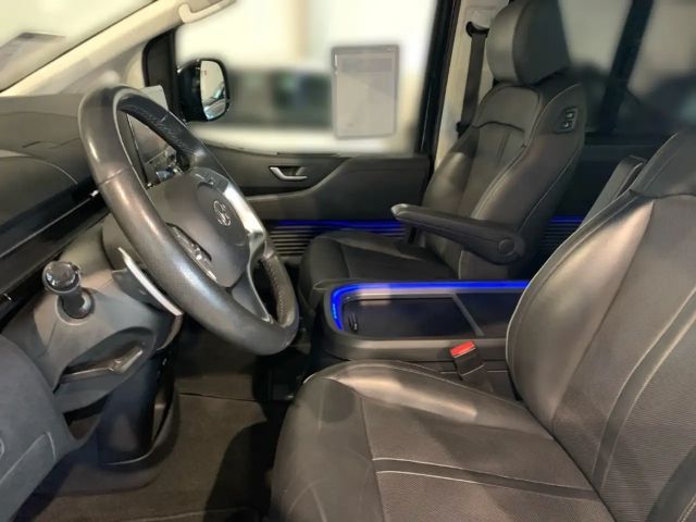 Hyundai Staria Signature
