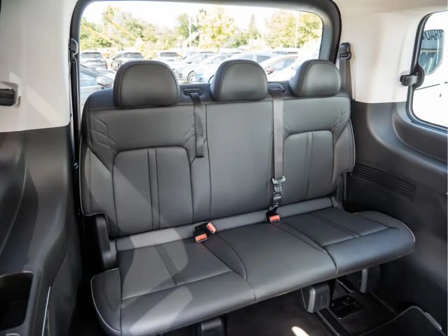 Hyundai Staria Signature