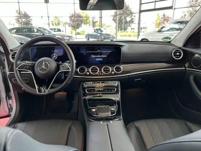 Mercedes-Benz E 200 EXCLUSIVE Sedan