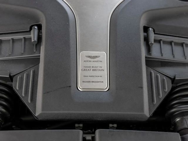 Aston Martin DBX Magnetic Silver Onyx Black