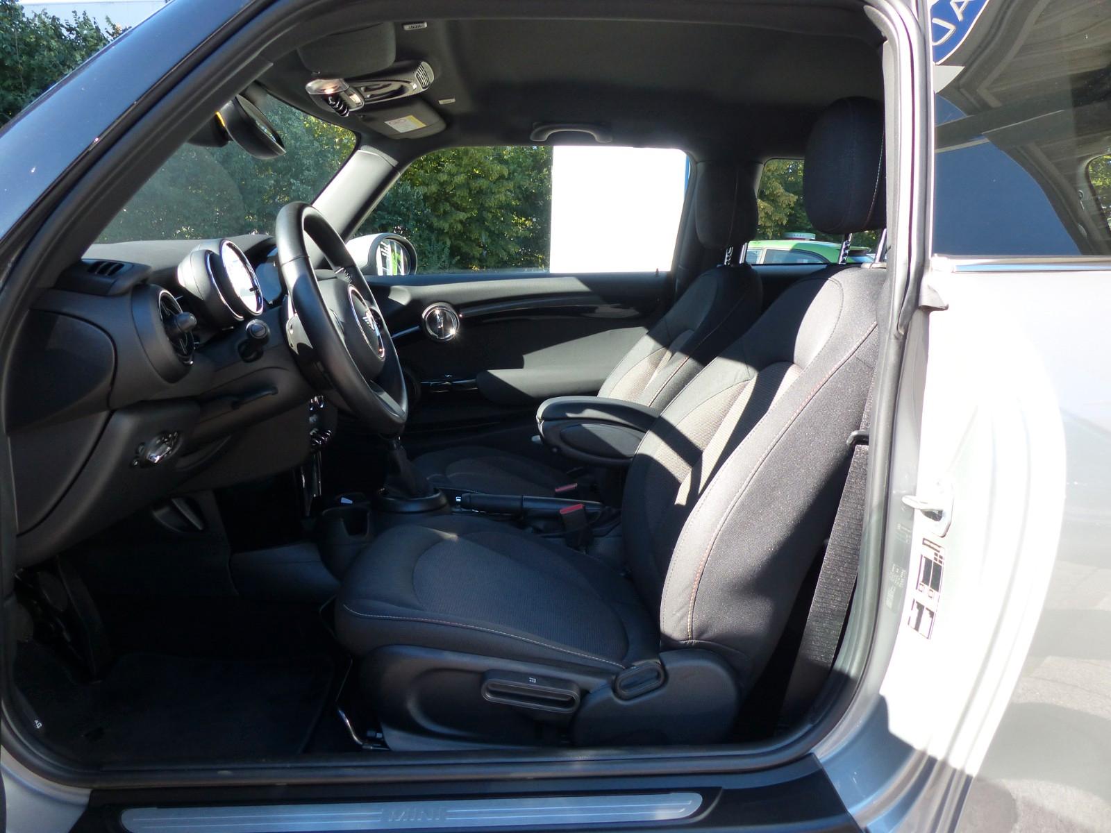 MINI Cooper "Essential Trim", Apple CarPlay, Tempomat