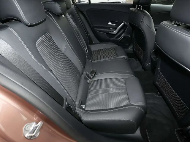 Mercedes-Benz A 180 DISTR++HEADUP+KAMERA+MBUX+CARPLAY+LED+17"