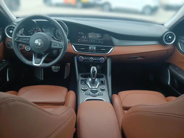 Alfa Romeo Giulia AT8