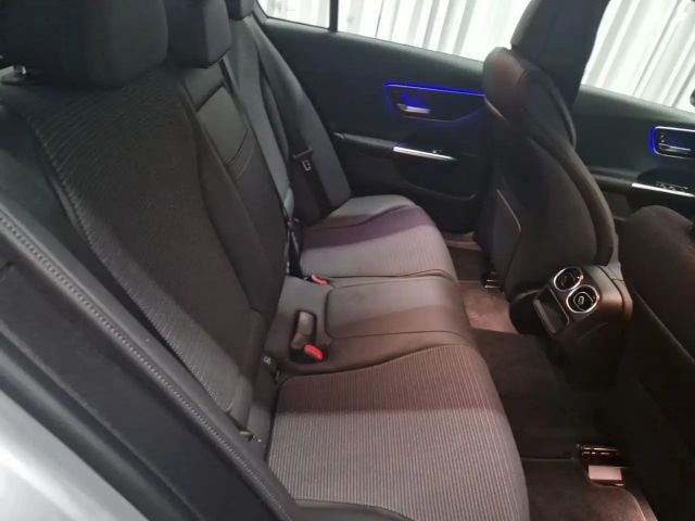 Mercedes-Benz C 200 C 200 d Sedan