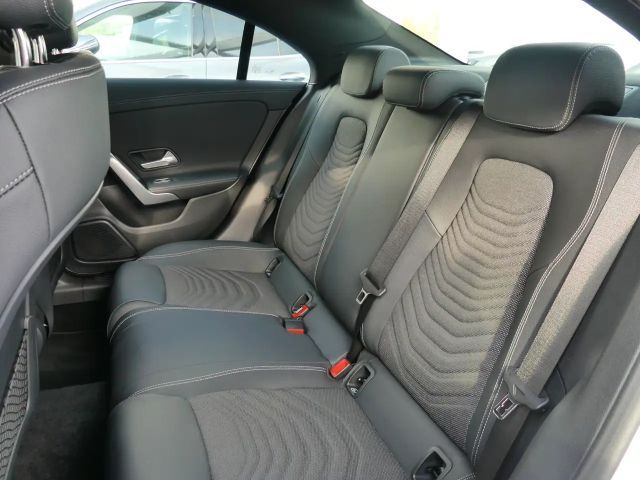 Mercedes-Benz CLA 180 Progressive Sedan