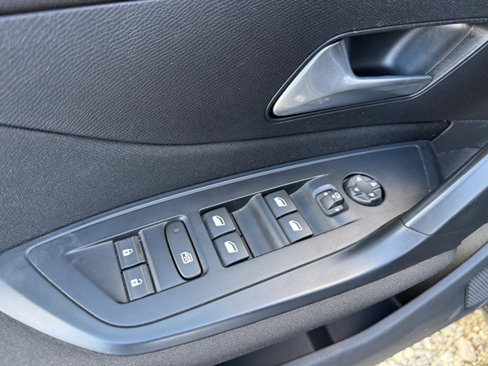 Peugeot 308 1.2 Pure Tech "Active Pack" LED SHZ PDC 1Hd.