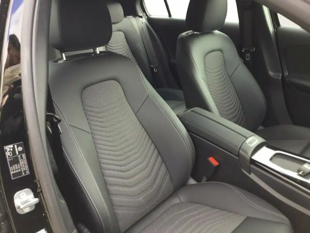 Mercedes-Benz A 180 KAM PDC SpurH Navi AUT LM KlimaA FLA LED