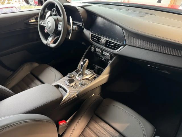 Alfa Romeo Giulia AT8 Quadrifoglio Turbo