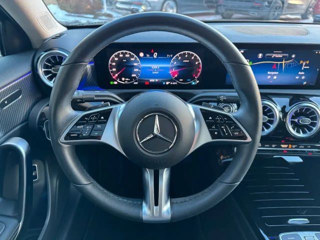 Mercedes-Benz A 180 Pano+Ambiente+MBUX+Keyless+Leder+AMG18`