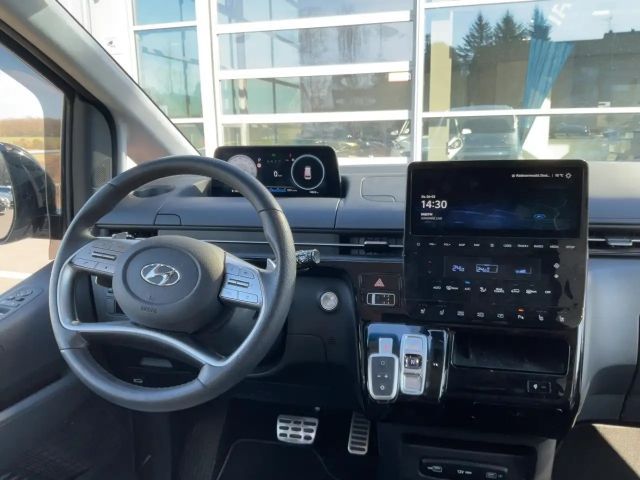 Hyundai Staria Signature