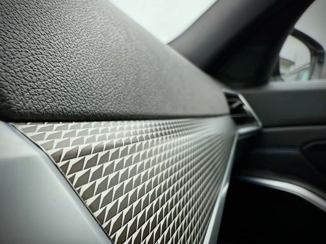 BMW 330 330e M-Sport xDrive