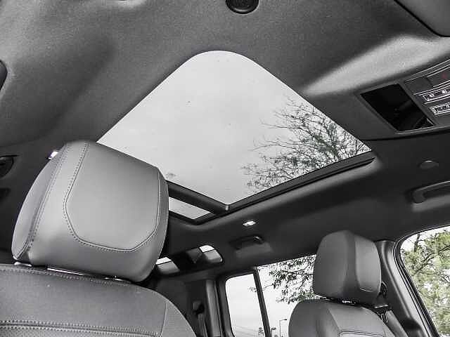 Land Rover Defender 110 Dynamic SE