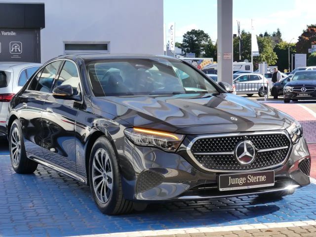 Mercedes-Benz E 200 AVANTGARDE Sedan