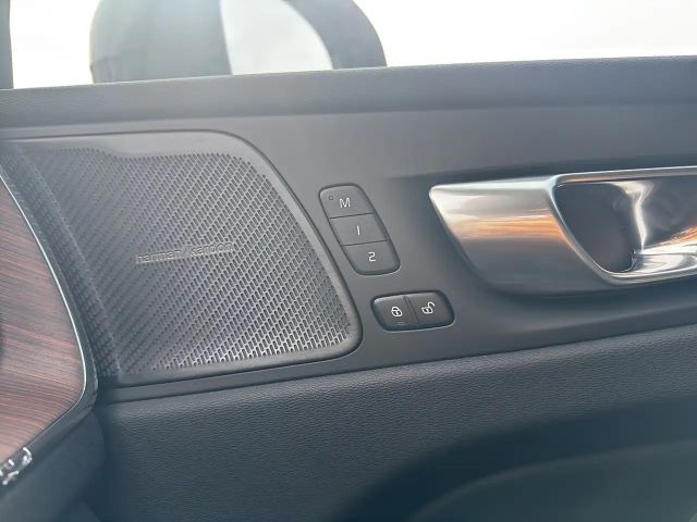 Volvo XC60 AWD Dark Plus