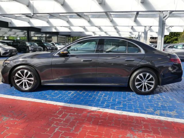Mercedes-Benz E 200 AVANTGARDE Sedan
