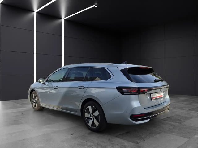 Volkswagen Passat VOLL MatrixLED Standhzg AHK Pano Leder HUD ACC ...