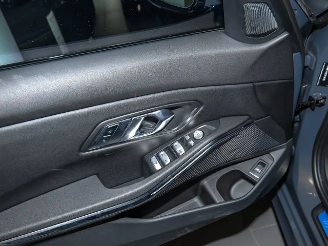 BMW 320 320i M-Sport Sedan