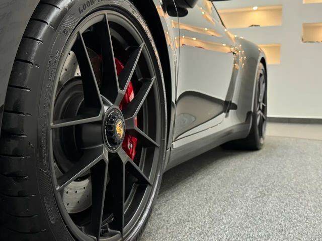 Porsche 992 Black Edition Coupé GTS