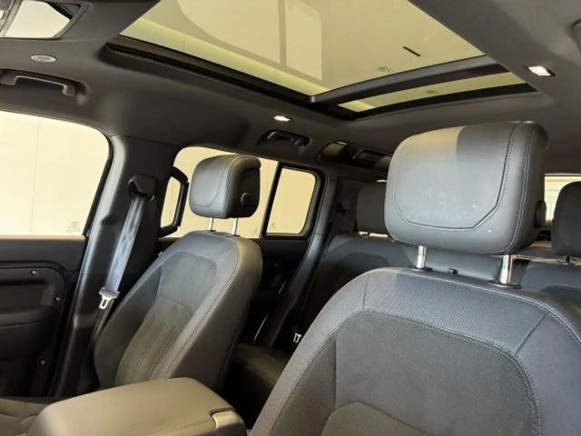 Land Rover Defender 110 Black Pack