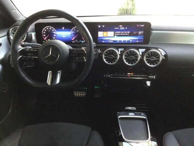 Mercedes-Benz A 200 AMG Line Premium