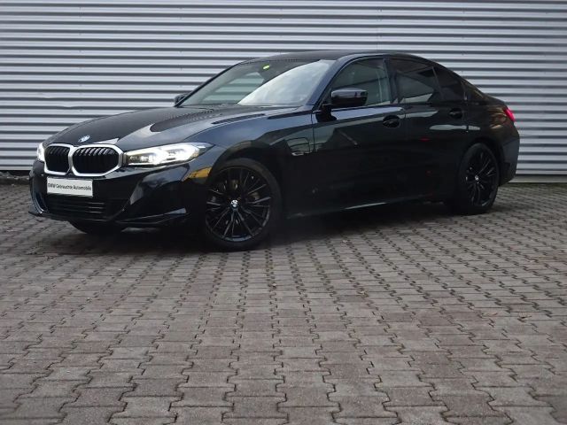 BMW 330 330e Sedan
