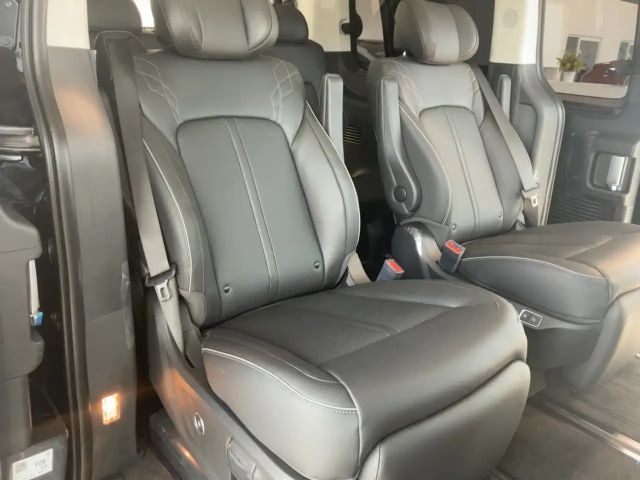 Hyundai Staria Signature