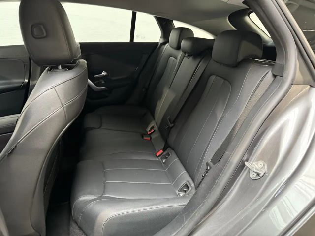 Mercedes-Benz CLA 220 /NAVI/LED/AHK/