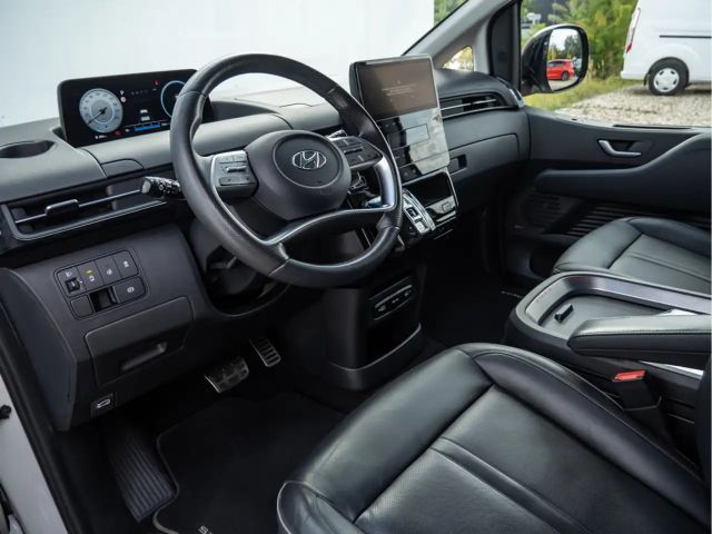 Hyundai Staria Signature