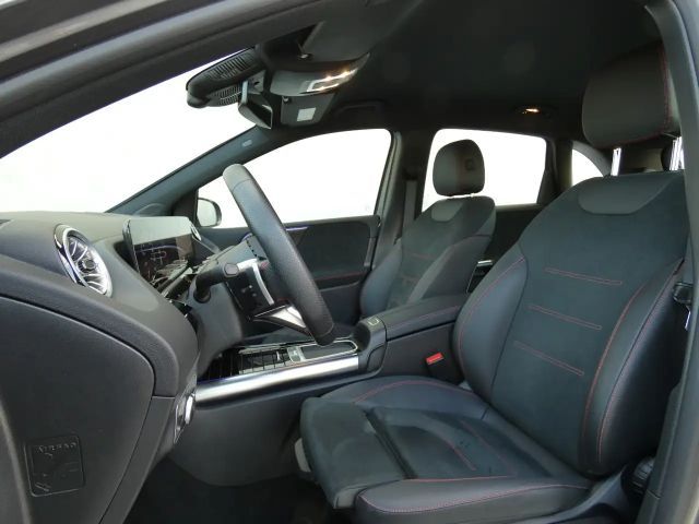 Mercedes-Benz B 180 AMG Line Sedan