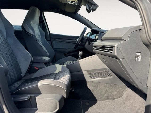 Volkswagen Golf 1.5 TSI Golf VIII Plus R-Line