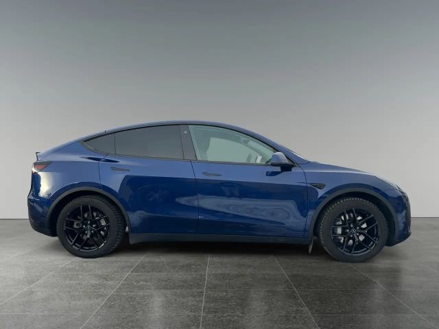Tesla Model Y 62kWh Base        8-fach bereift!