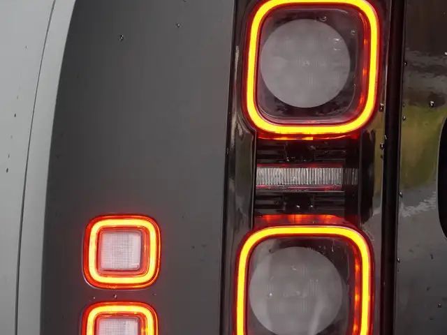 Land Rover Defender V8 Carpathian Edition