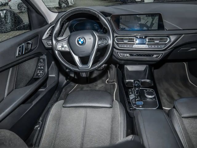 BMW 118 118i 5-deurs Sedan Sport Line