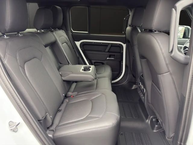 Land Rover Defender 110 D250 Dynamic SE