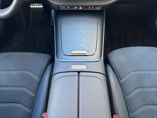 Mercedes-Benz E 200 4MATIC Sedan