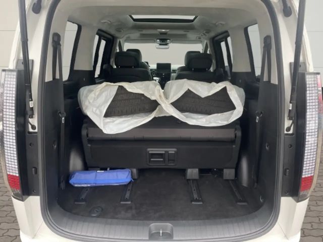 Hyundai Staria Signature