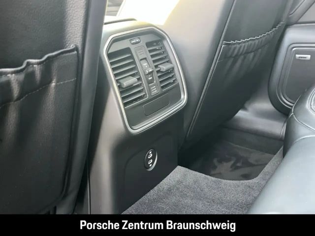 Porsche Macan BOSE Luftfederung 20-Zoll Panoramadach LED