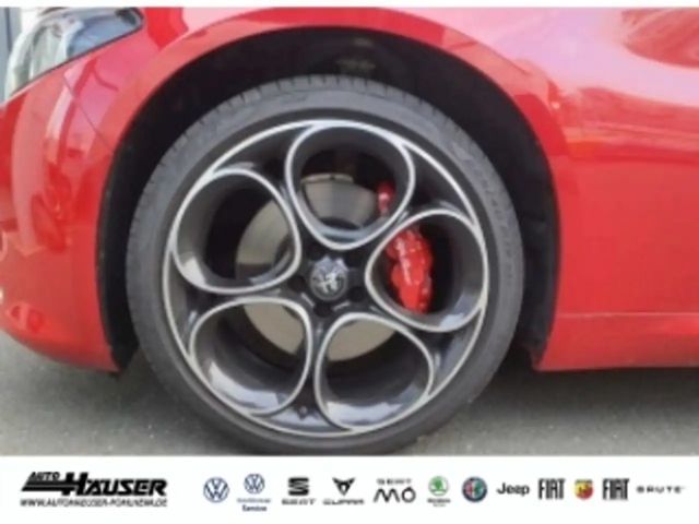 Alfa Romeo Giulia AT8 Q4 Turbo