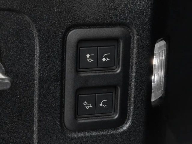 Land Rover Defender 110 D250 SE