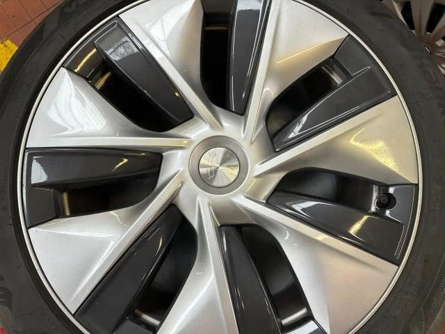 Tesla Model Y 62kWh Base        8-fach bereift!