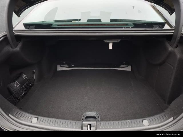 Mercedes-Benz E 200 Sedan