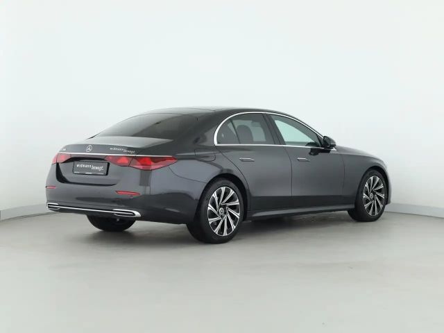 Mercedes-Benz E 200 Sedan