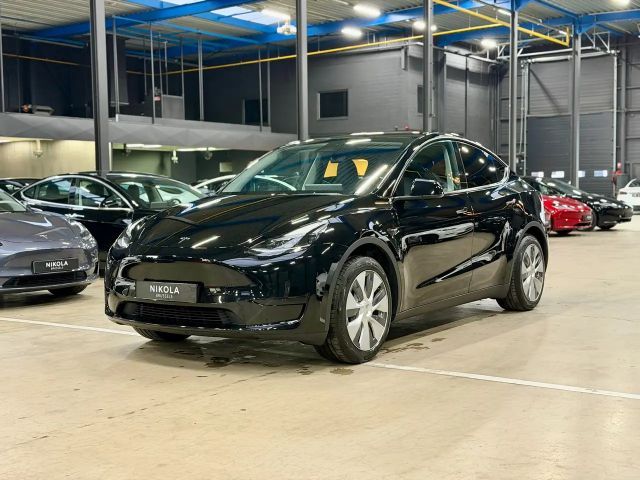 Tesla Model Y REAR WHEEL DRIVE - FULL BLACK - AUTOPILOT ACTIVE