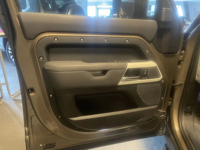 Land Rover Defender 110